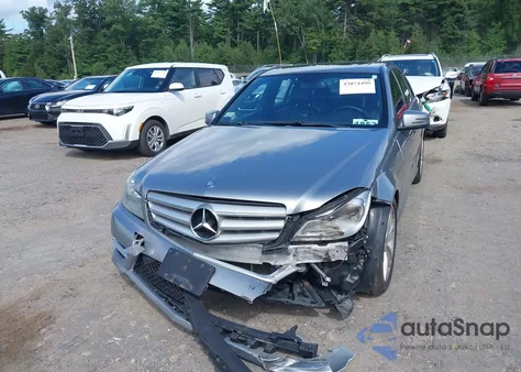 2013 Mercedes-Benz C 300 Sport 4Matic из США, поврежденный, VIN WDDGF8AB5DR267072